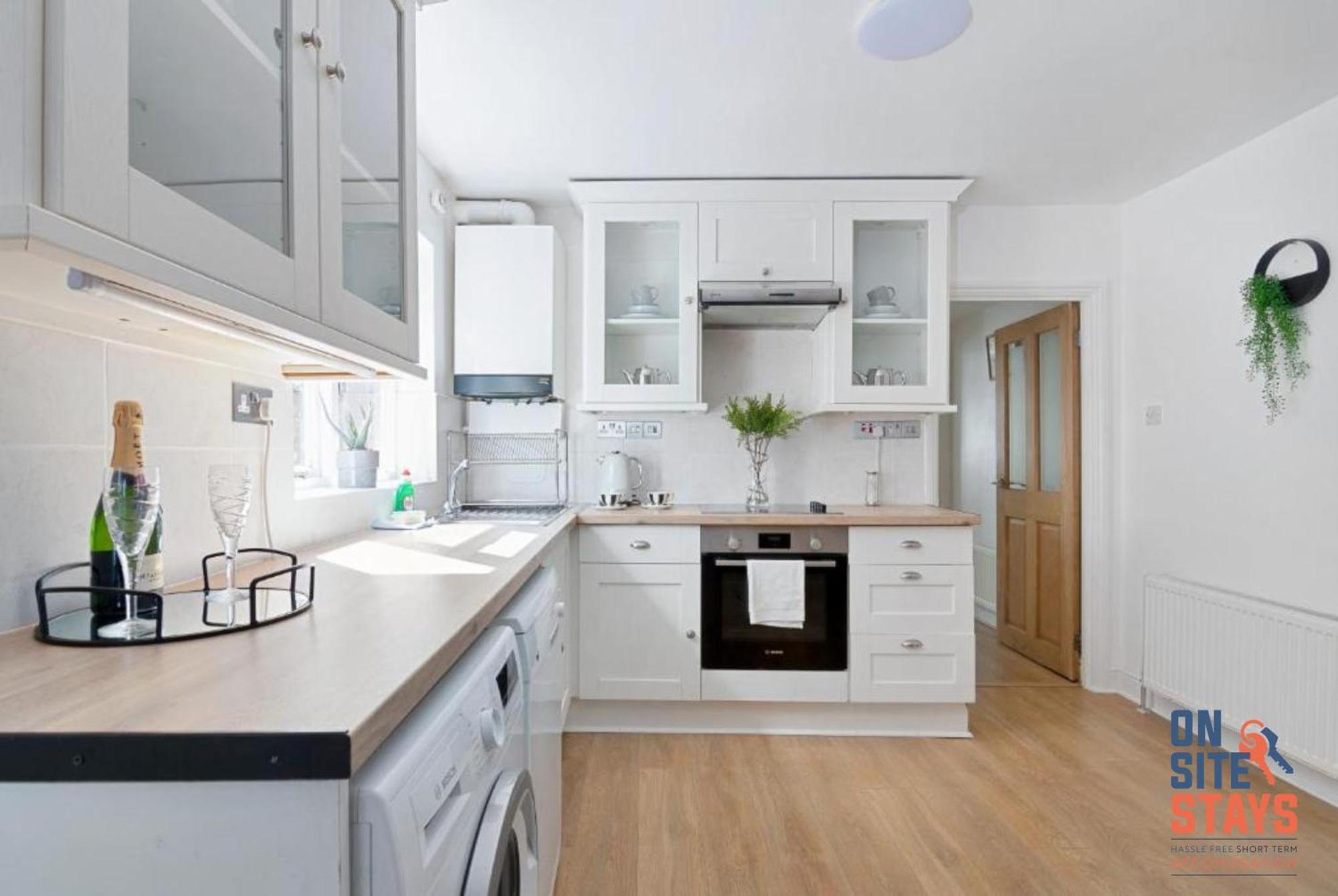 Onsitestays - Tranquil 2 Bedroom Apartment With Large Kitchen, Private Garden Near Wimbledon Station ロンドン エクステリア 写真