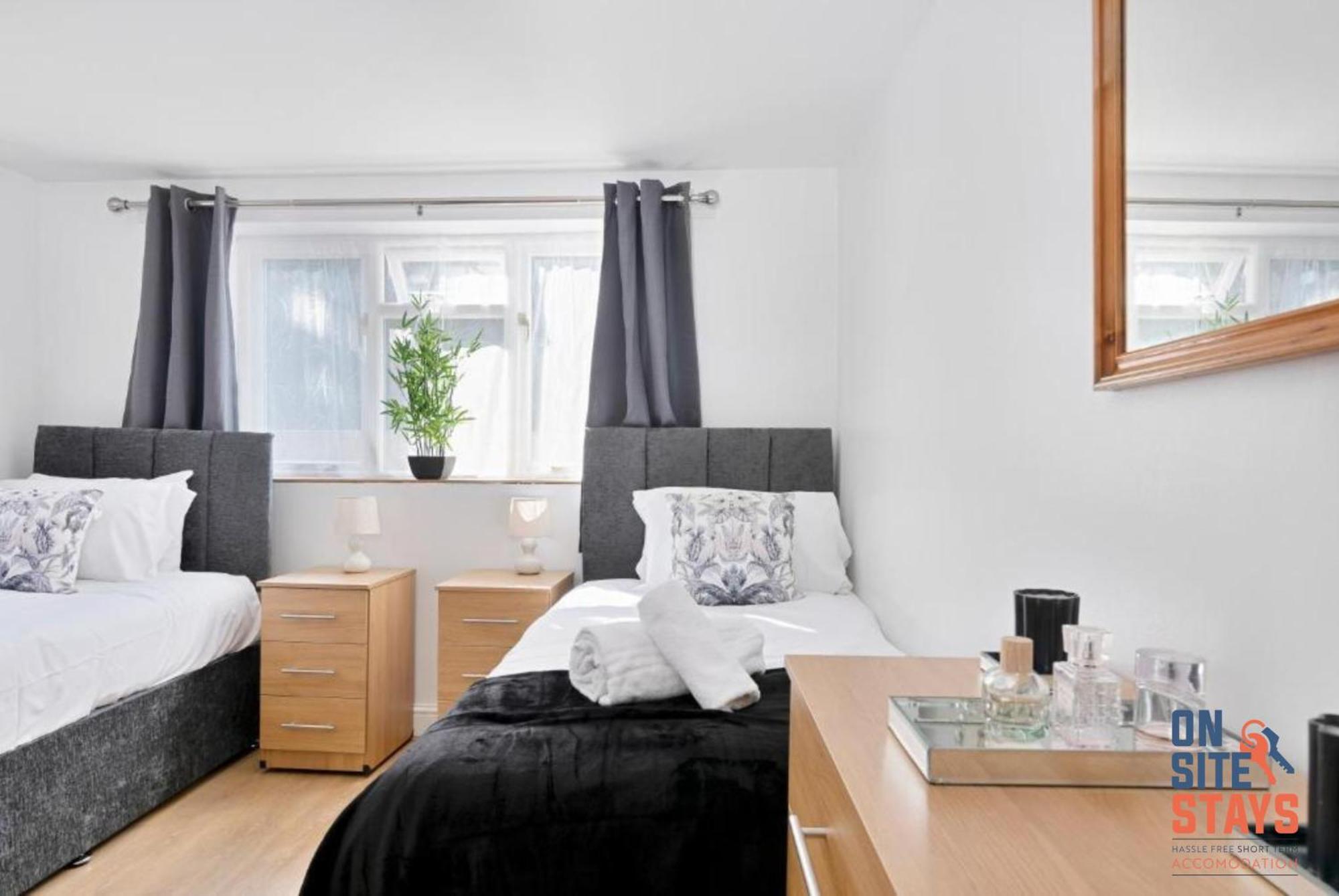 Onsitestays - Tranquil 2 Bedroom Apartment With Large Kitchen, Private Garden Near Wimbledon Station ロンドン エクステリア 写真